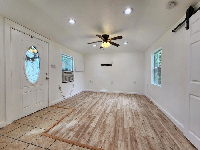 Foto del edificio - Updated 1-Bedroom Home with Spacious Yard ...