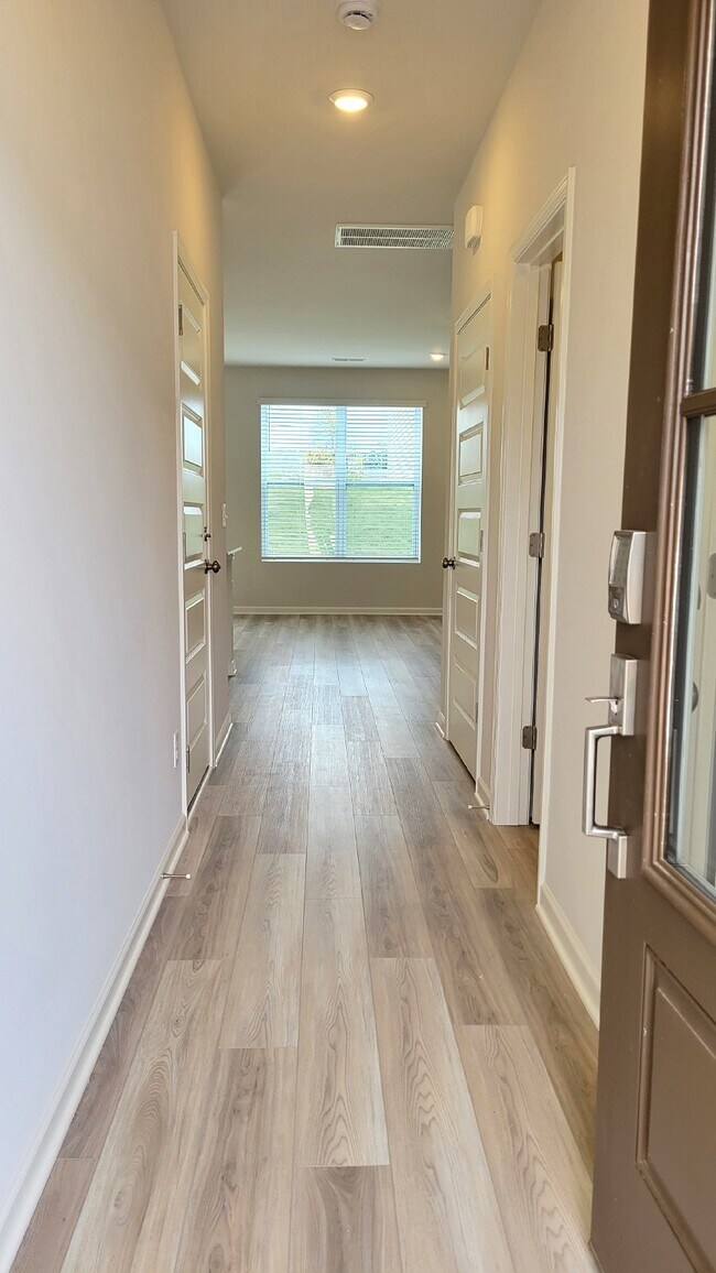 Building Photo - *NEW* 3 BR Townhome in the Hughland Park n...