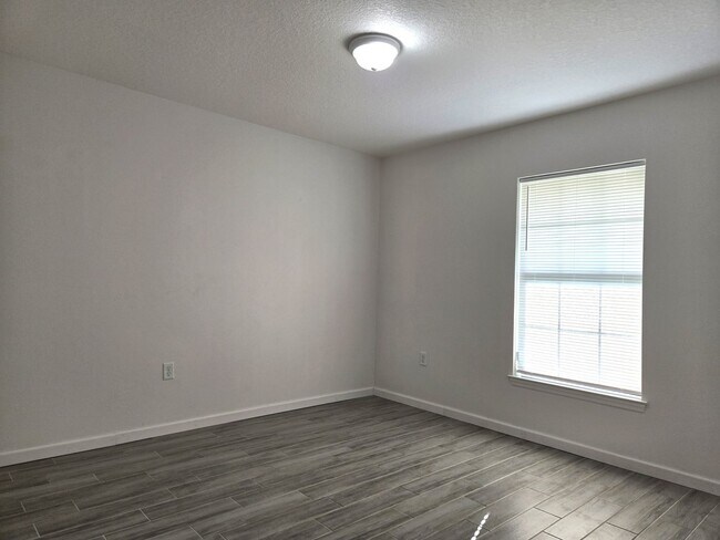 Foto del edificio - Fenced Private Backyard - Pet Friendly