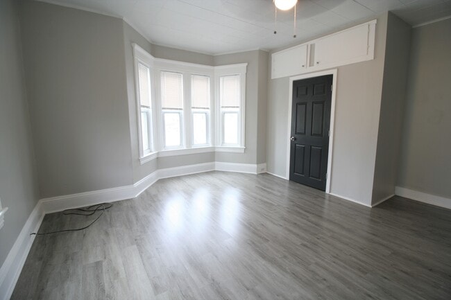 Building Photo - 467 Hevey St