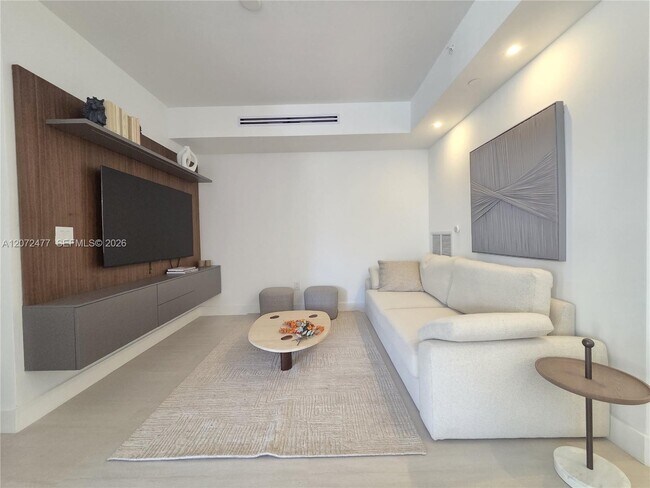 Foto del edificio - 739 Crandon Blvd