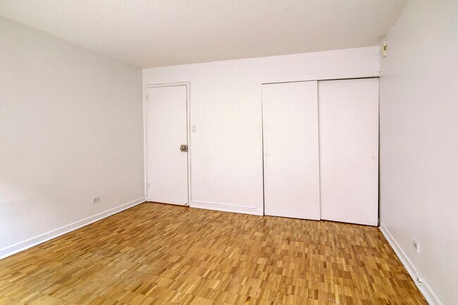 Building Photo - 1975 Maisonneuve Blvd W