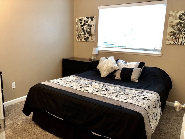 Building Photo - Beautiful 3 Bedroom 2 Bath Home~ Adorable!