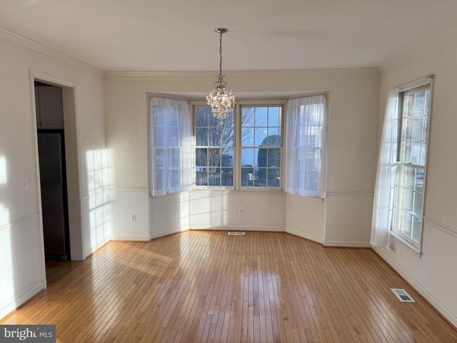 Foto del edificio - A rare opportunity to experience spacious, sophisticated living in a premier location.