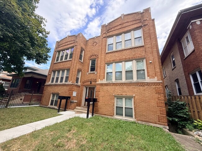 Building Photo - 1025 S Austin Blvd