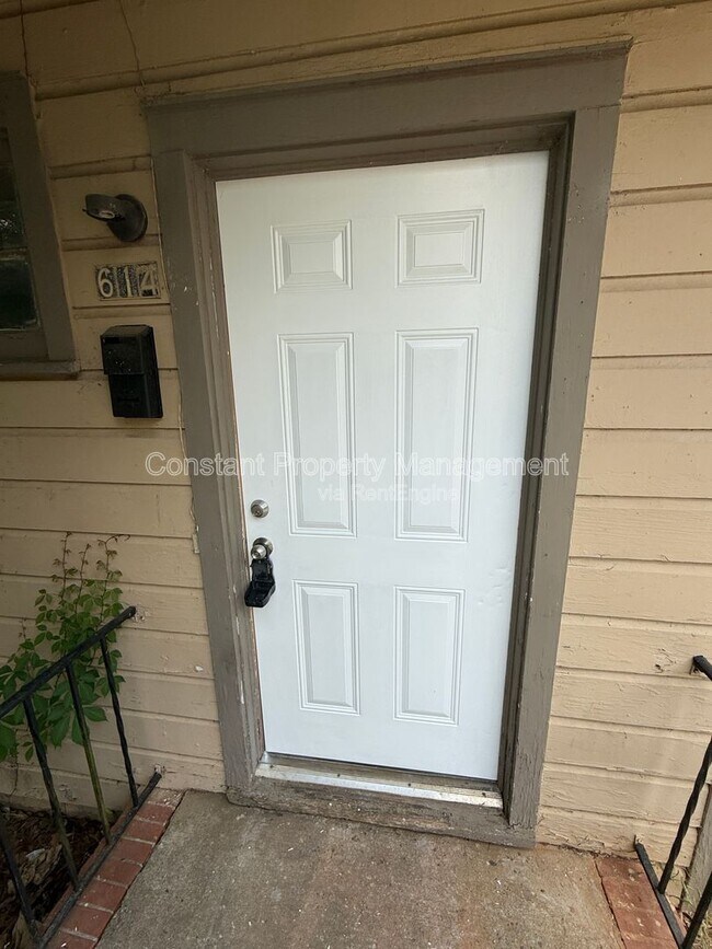 Foto del edificio - 614 W Poplar St