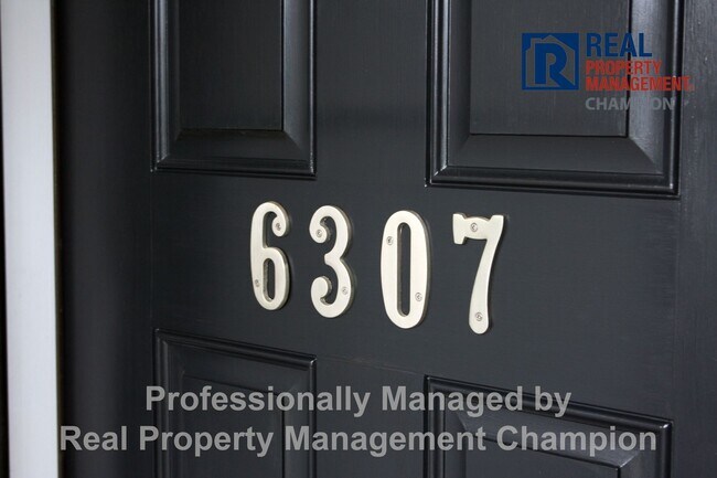 Foto del edificio - Beautiful home boasts open floorplan, screened porch, and spacious fenced yard