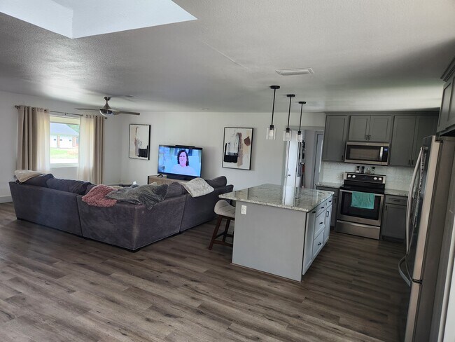 Building Photo - 3221 Latham Dr