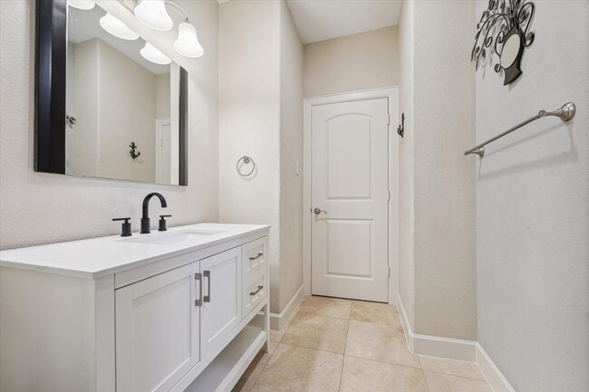 Building Photo - 607 Oakley St