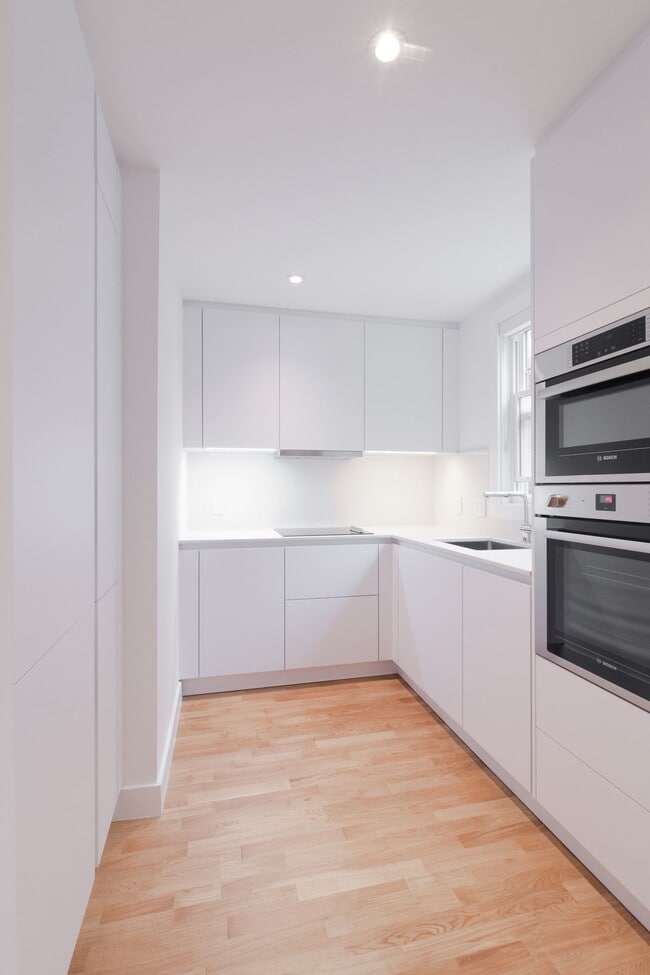 Building Photo - 5552 Snowdon Street