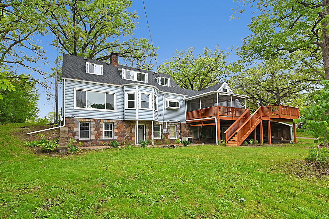 Disfrute de vistas serenas a través de las grandes ventanas traseras, perfectas para sumergirse en la naturaleza o hacer acogedoras fogatas. - 32584 River Vista Ln