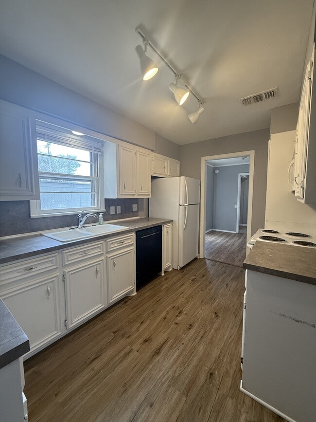 Building Photo - 2015 44th St