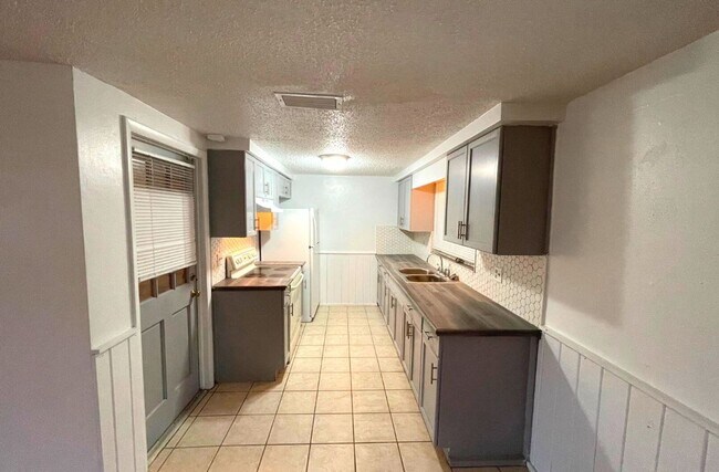 Building Photo - Beautiful 2 Beds and 1.5 Baths Home Availa...