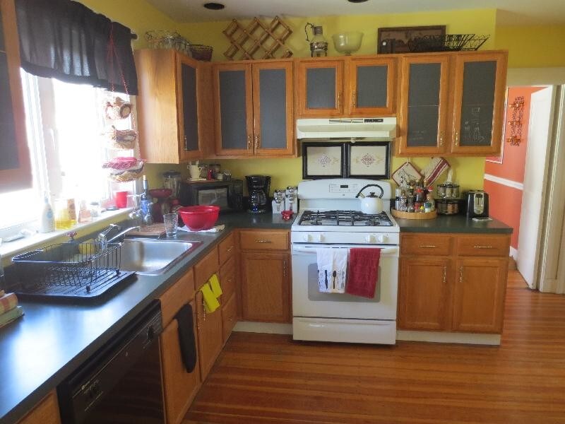 Primary Photo - Brighton Center 2 bed available April 1st