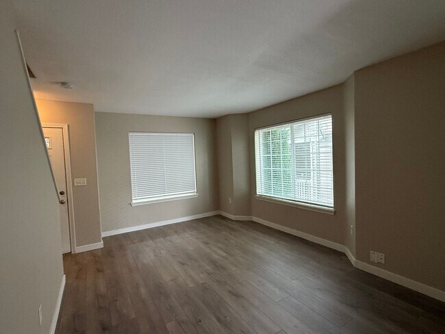 Foto del edificio - FREE RENT through FEBRUARY - SEE LISTING for DETAILS!  Newly Updated Two Bedroom Townhome Availab...