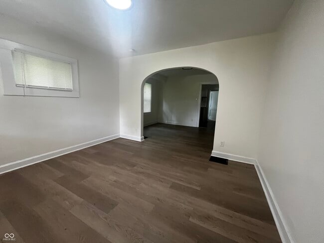 Building Photo - 1504 N Gladstone Ave