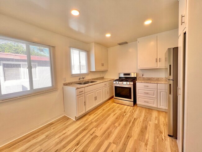 Building Photo - 6015 Cahuenga Blvd