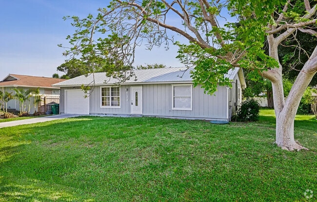 Building Photo - 733 SE Academy Ln