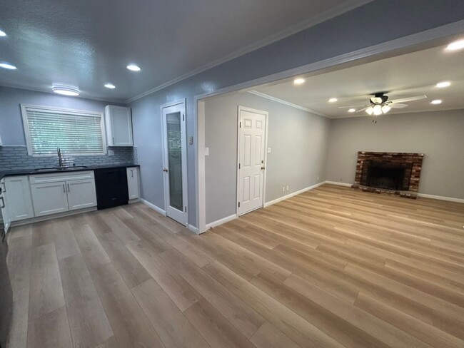 Building Photo - Newly Renovated 3 Bed 2 Bath Antioch Home