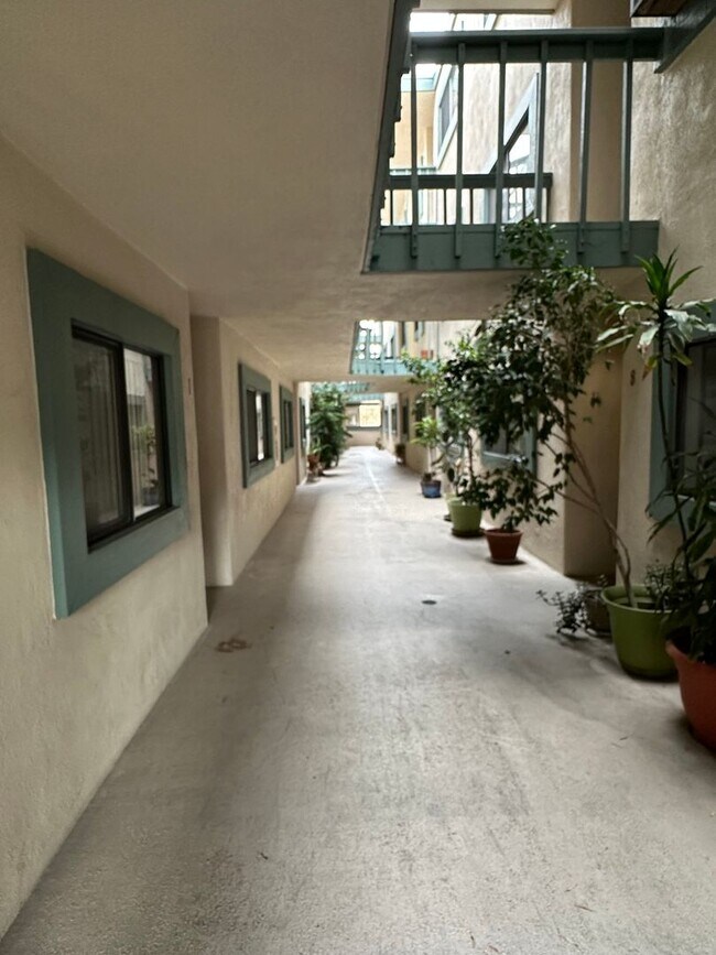 Foto del edificio - MISSION HILLS...  Top-Floor 2 Bedroom, 2 B...