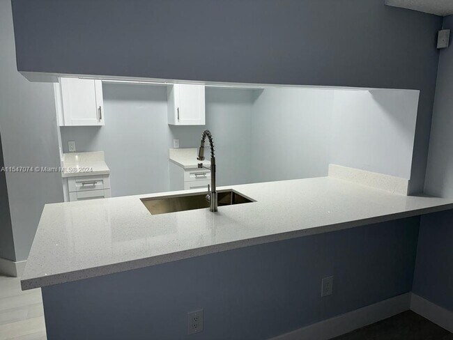 Building Photo - 440 S Park Rd