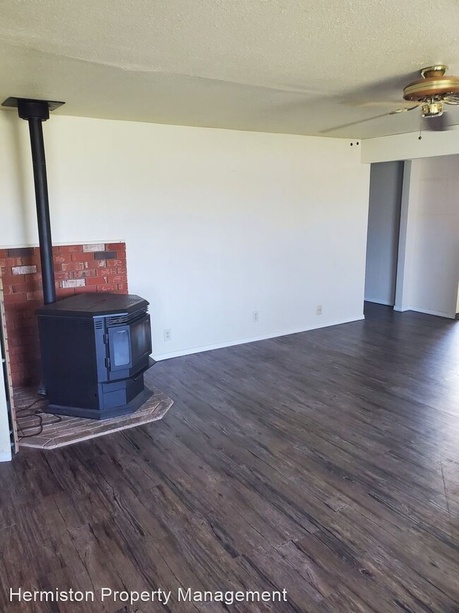 Building Photo - 3 br, 1.5 bath House - 1095 E Elm Ave