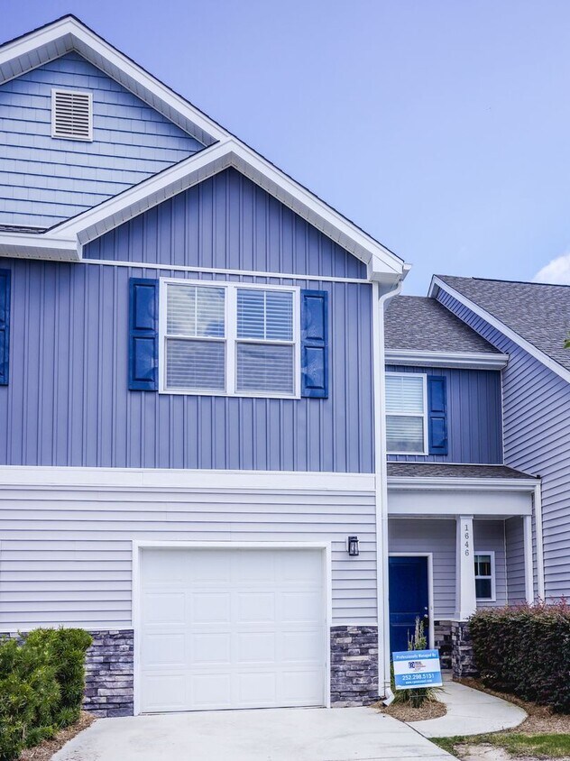 Primary Photo - Lovely 3 bedroom 2 bath Townhouse just 10 ...