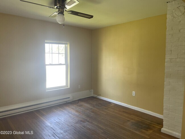 Building Photo - 405 Oak St