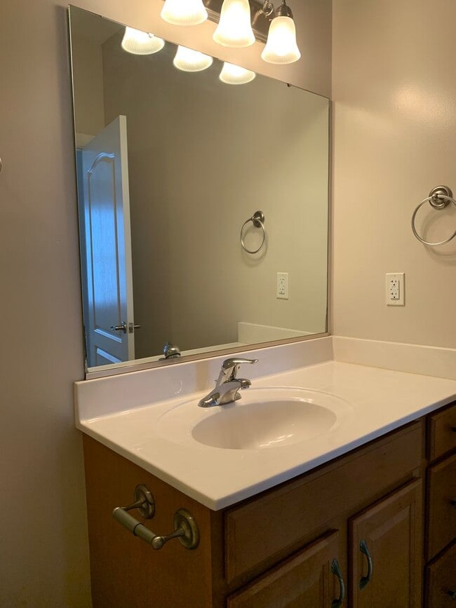 Building Photo - 2 Bedroom 2 Bath Townhouse