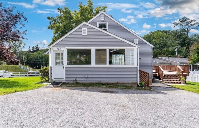 Foto del edificio - Charming 5 Bedroom/3 Bathroom Home with Large Finished Basement in Catonsville, MD!