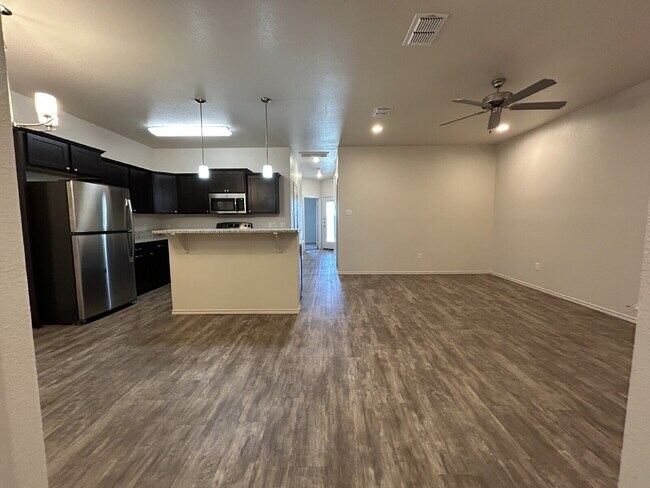 Foto del edificio - Townhomes Located In Stonewood Division & Minutes From Elementary!