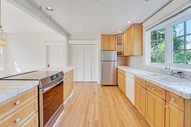 Building Photo - Phenomenal QA Home!