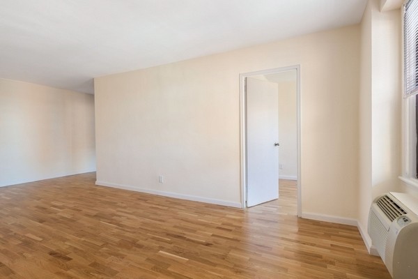 Foto del edificio - 96-04 57th Ave