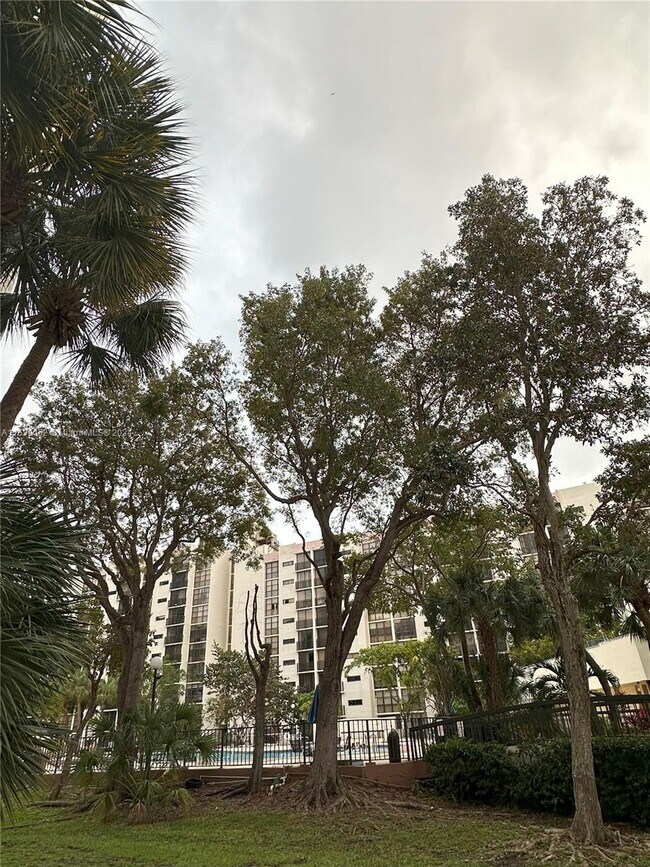 Foto del edificio - 17021 N Bay Rd