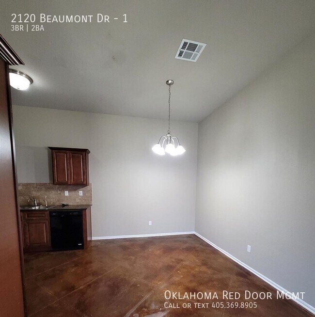 Building Photo - 2120 Beaumont Dr