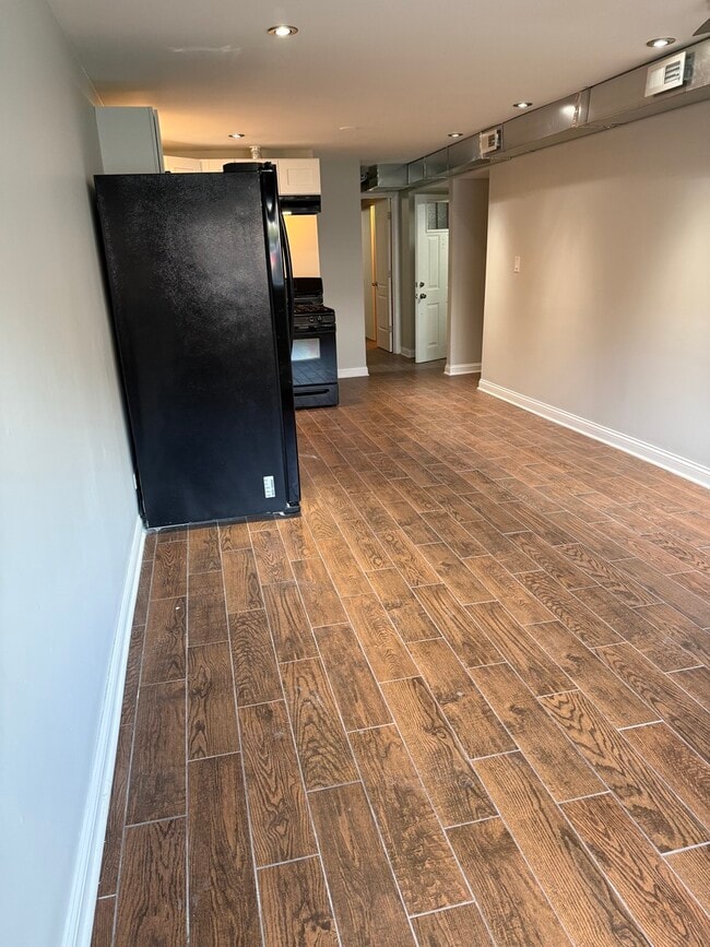 Foto del edificio - 1648 N McVicker Ave