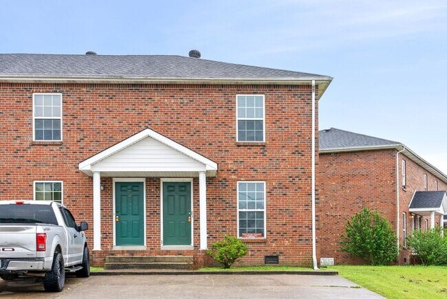 Building Photo - Gorgeous Recently Renovated Townhome just ...