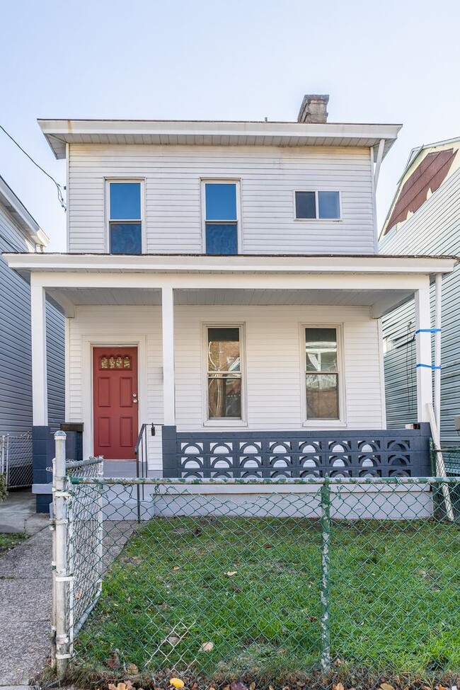 Building Photo - AVAILABLE APRIL 2026! - Renovated 4 Bedroom, 1.5 Bathroom Home in Allentown!