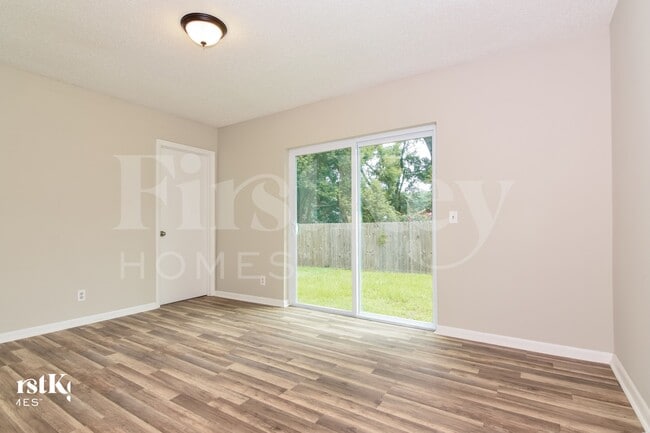 Building Photo - 500 Brenda Dr