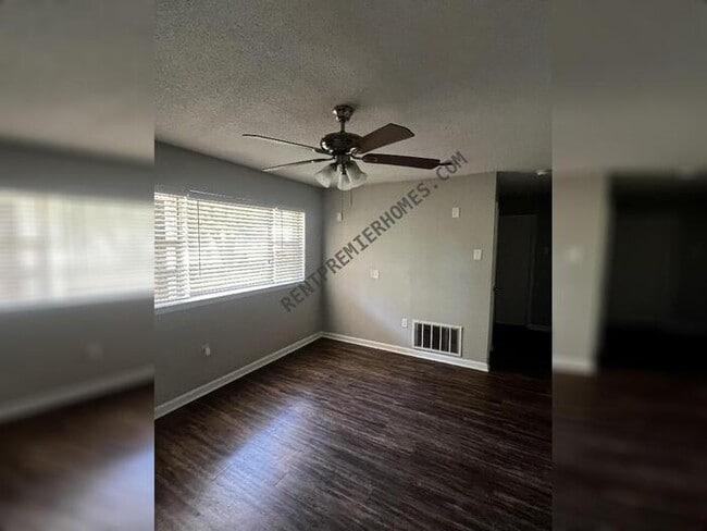 Foto del edificio - 404 Live Oak Dr