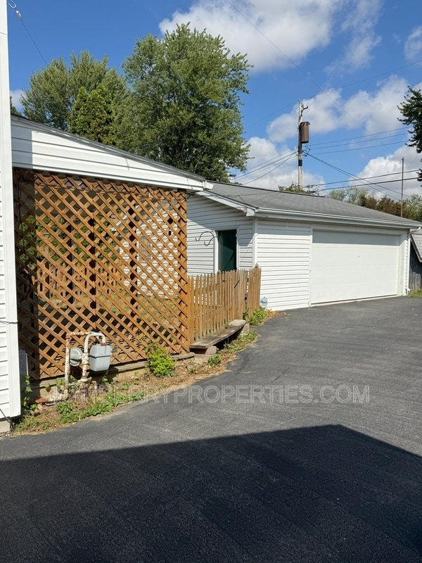 Building Photo - 808 Buckley St