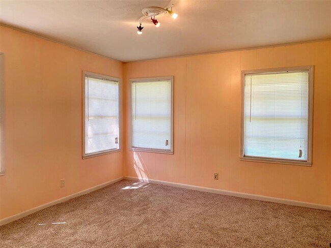 Building Photo - 327 Holly Dr