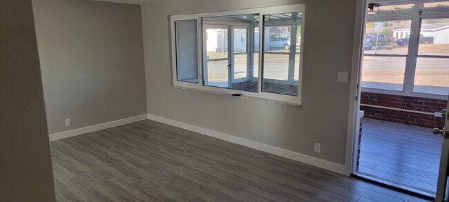 Foto del edificio - 5214 Forest Hills Dr