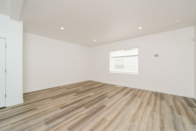Building Photo - 1048 W 90 S