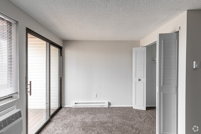 Studio (550sqft) - Living Area - Ridgefield Apartments