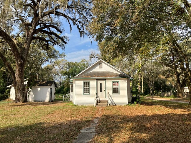 Building Photo - Beautiful 3BR/1BA w/Sun Room, Big Yard, Hu...