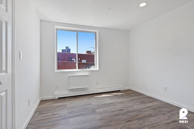 Building Photo - 385 Vernon Ave