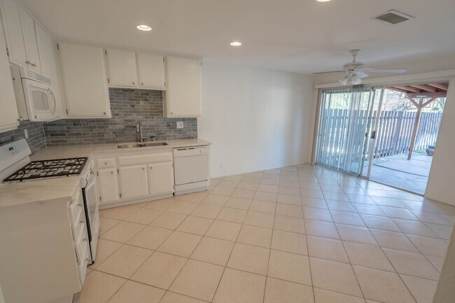 Foto del edificio - American Beauty Garden 4 Bedroom Home in C...