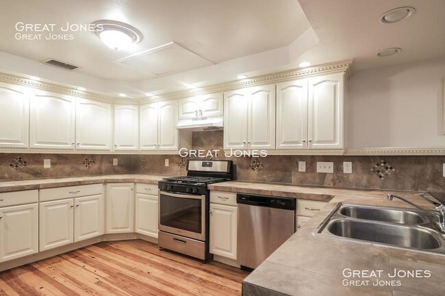 Foto del edificio - 1355 Lakeshore Dr
