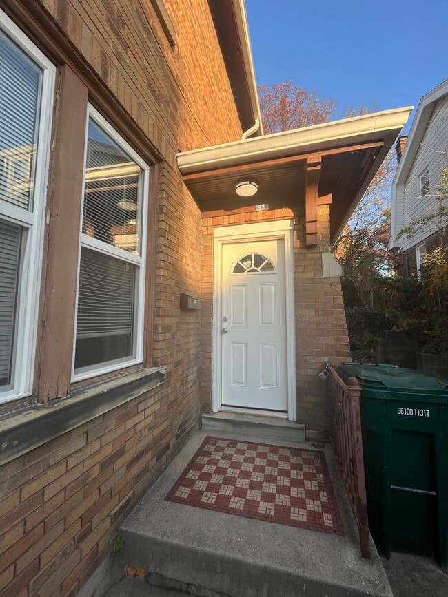 Building Photo - Beautiful Character in this Two Bedroom!